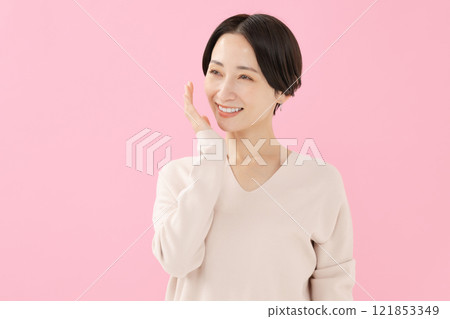 A woman with a smile 121853349