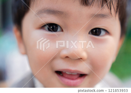 穿著時髦衣服的小男孩 121853933