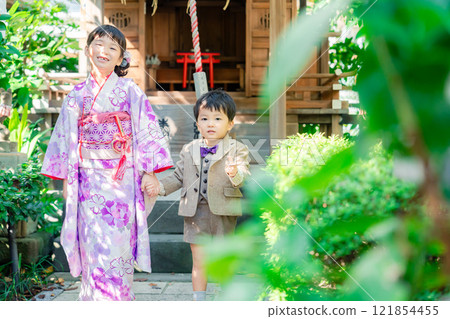 一位 5 歲的妹妹與弟弟一起造訪七五山 121854455