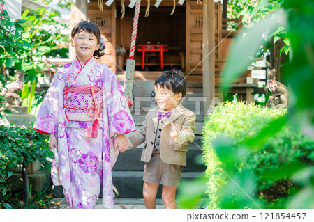 一位 5 歲的妹妹與弟弟一起造訪七五山 一位 5 歲的妹妹與弟弟一起造訪七五山 121854457