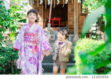 A 5-year-old girl visits a shrine for the Shichigosan festival with her younger brother 121854458