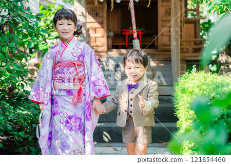 A 5-year-old girl visits a shrine for the Shichigosan festival with her younger brother 121854460