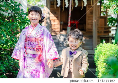 一位 5 歲的妹妹與弟弟一起造訪七五山 121854462