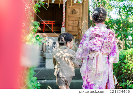 一位 5 歲的妹妹與弟弟一起造訪七五山 一位 5 歲的妹妹與弟弟一起造訪七五山 121854466