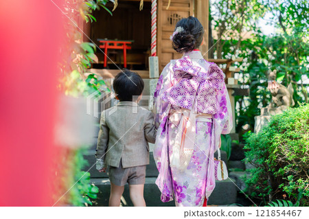 A 5-year-old girl visits a shrine for the Shichigosan festival with her younger brother 121854467