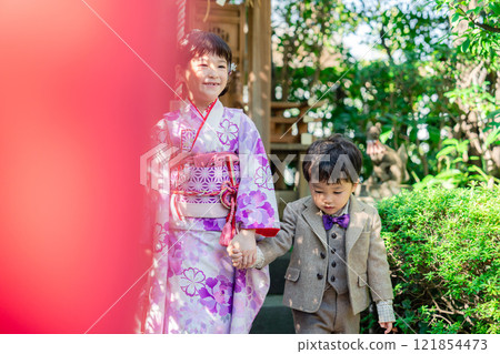 A 5-year-old girl visits a shrine for the Shichigosan festival with her younger brother 121854473