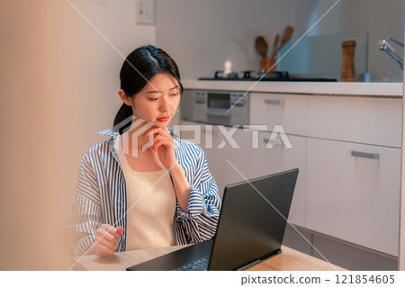 一個獨居的女人厭倦了在家工作到很晚 121854605
