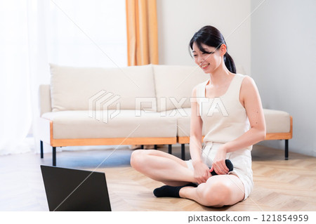 在家做瑜伽、運動和飲食的年輕女性 121854959