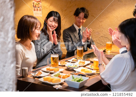 Business people clapping at an izakaya Business people clapping at an izakaya 121855492