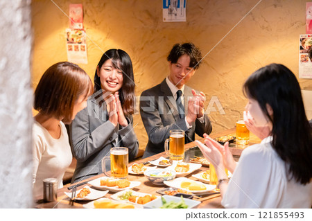 Business people clapping at an izakaya 121855493