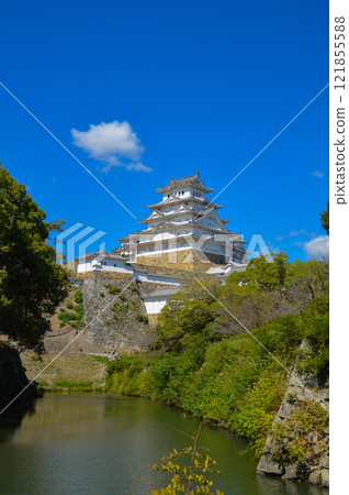 The towering castle tower of Himeji Castle 121855588