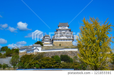 The towering castle tower of Himeji Castle 121855591