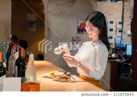一名女子獨自在商店喝酒 一名女子獨自在商店喝酒 121855643