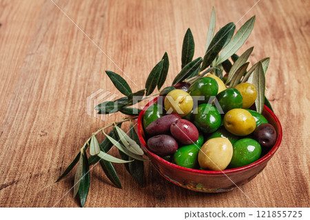 a mixture of olives, varieties of chalkidiki, Verdi giganti and Kalamata, in a bowl, top view, no people, a mixture of olives, varieties of chalkidiki, Verdi giganti and Kalamata, in a bowl, top view, no people, 121855725