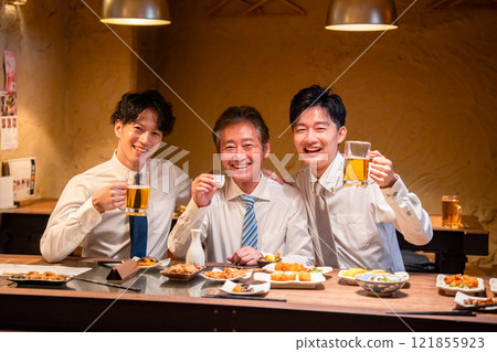 一名上班族與老闆在居酒屋酒吧喝酒 一名上班族與老闆在居酒屋酒吧喝酒 121855923