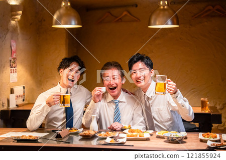 一名上班族與老闆在居酒屋酒吧喝酒 一名上班族與老闆在居酒屋酒吧喝酒 121855924