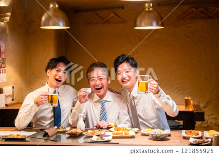 一名上班族與老闆在居酒屋酒吧喝酒 一名上班族與老闆在居酒屋酒吧喝酒 121855925
