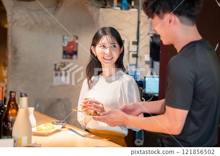 烤雞肉串餐廳的女顧客與員工 121856502