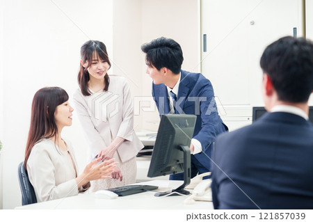 Business person reporting to boss 121857039