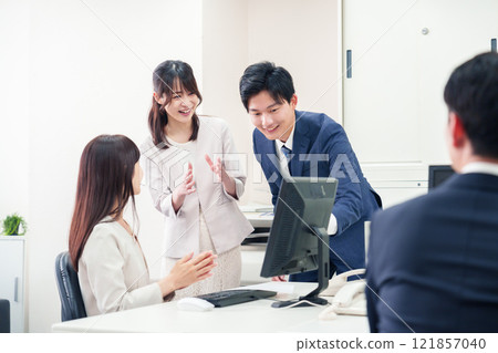Business person reporting to boss 121857040