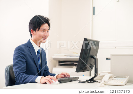 在辦公室辦公桌前工作的年輕人 121857170