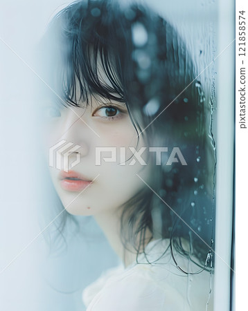 雨窗中反映的悲傷與亞洲女人 121858574