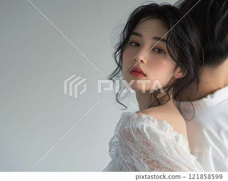 亞洲女人看著男人的肩膀 亞洲女人看著男人的肩膀 121858599