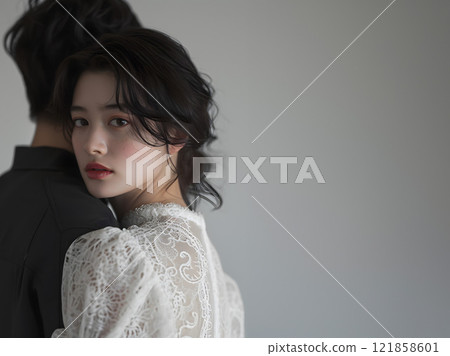 亞洲女人看著男人的肩膀 亞洲女人看著男人的肩膀 121858601