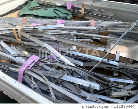 廢金屬收集商購買的鋁 121859444