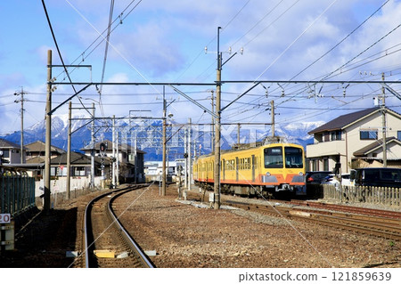 Sangi 鐵路，751 系列列車停在 Hoho 站內 121859639