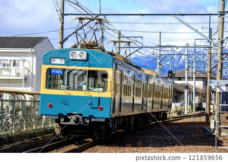 桑吉鐵路，101系列列車在呼呼站附近運行 121859656