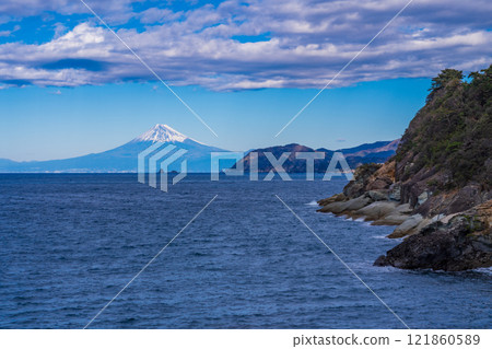 [Shizuoka Prefecture] View of Mt. Fuji from the coastline of Kumomi, Nishiizu, in winter 121860589