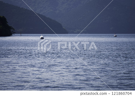 Lake Ashi on a sunny day 121860704