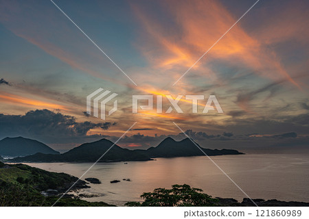 屋久島近海阿爾卑斯山的日落景色（6月） 矢霸山和本浦港的日落景色 121860989