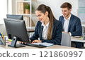 在辦公室工作的女商人 121860997