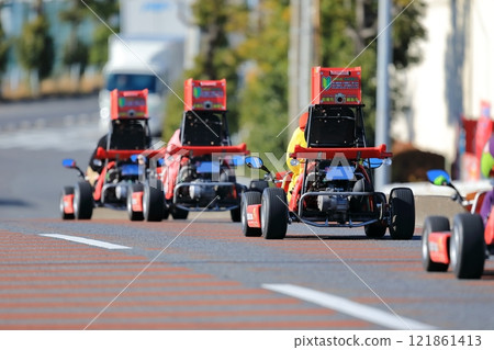 一輛小車在公共道路上行駛的圖片 121861413