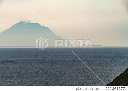 從近海阿爾卑斯山的屋久島眺望薩摩硫磺島的夜景（夏季） 121861577