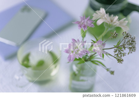 桌上的鮮花和薄荷茶 121861609