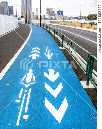 在自行車可以通行的人行道上設置“自行車導航標記” 在自行車可以通行的人行道上設置“自行車導航標記” 121862351