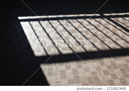 陽台欄桿的影子 121862448