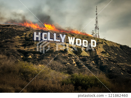 好萊塢標誌和野火圖像 121862460