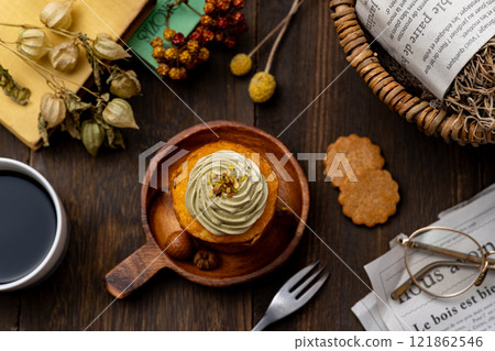 享用時尚煎餅的下午茶時間 享用時尚煎餅的下午茶時間 121862546