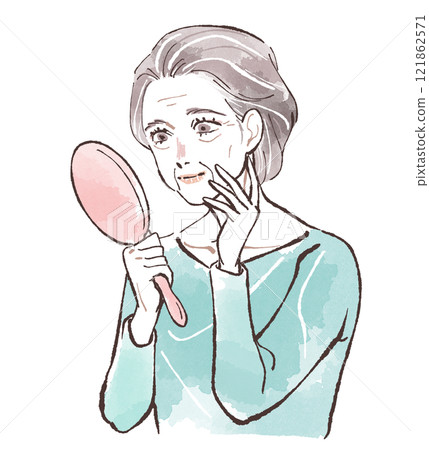 檢查皮膚狀況的高級女性 121862571