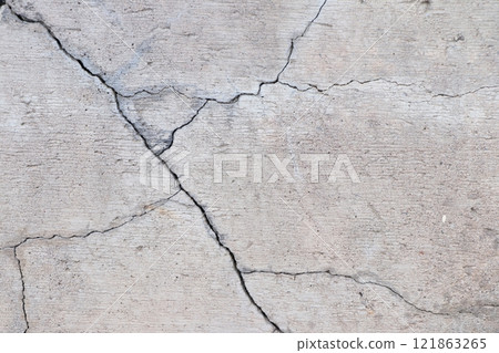 破裂的混凝土 121863265