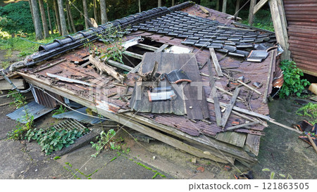 Record of damage caused by the Noto Peninsula earthquake (collapsed hut on the outskirts of Wajima City, Ishikawa Prefecture) 121863505