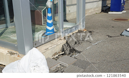 能登半島地震的受損狀況（石川縣輪島市的商業設施，地面隆起，入口玻璃破碎） 121863540