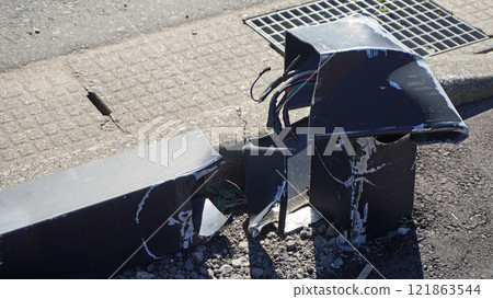 Damage caused by the Noto Peninsula earthquake (a streetlight with a broken pole in Wajima City, Ishikawa Prefecture) Damage caused by the Noto Peninsula earthquake (a streetlight with a broken pole in Wajima City, Ishikawa Prefecture) 121863544