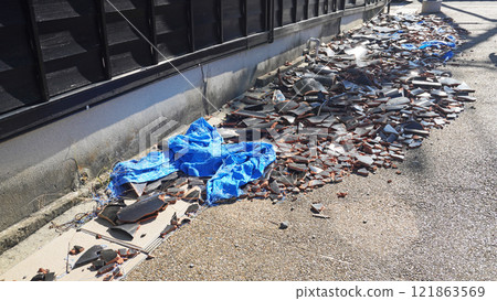 能登半島地震的受災狀況（石川縣輪島市屋頂瓦片倒塌） 121863569