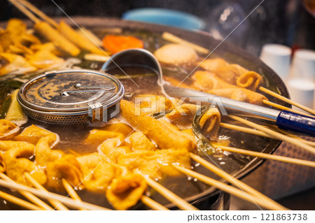 關東煮,首爾明洞的街頭小吃 關東煮,首爾明洞的街頭小吃 121863738