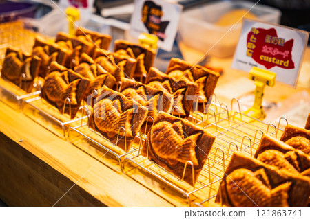 首爾明洞街頭小吃：Poongeopan（鯉魚麵包） 121863741